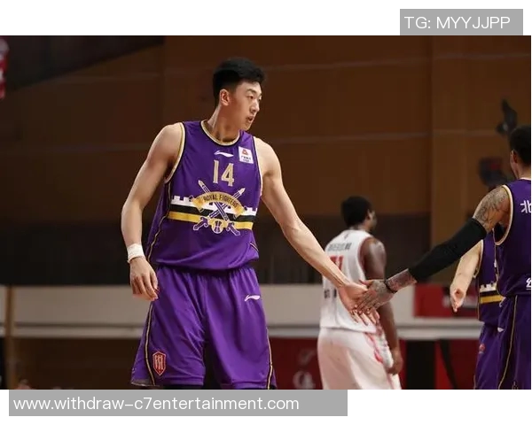 足球球员意外露鸟引发热议网友纷纷调侃背后真相令人惊讶